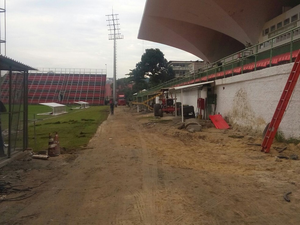 Terra e máquinas tomavam conta do setor oeste da Ilha no último sábado. Gramado sofreu danos (Foto: GloboEsporte.com)