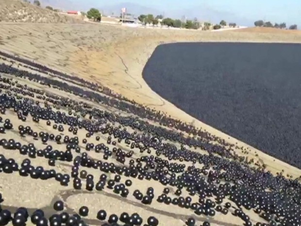 Prefeitura de Los Angeles jogou mais de 90 bilhões de bolas plásticas na água para minimizar perdas causadas pela seca (Foto: Reprodução/BBC)
