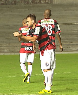 Danilo Portugal, volante do Campinense, dedica gol ao filho (Foto: Reprodução / TV Cabo Branco)