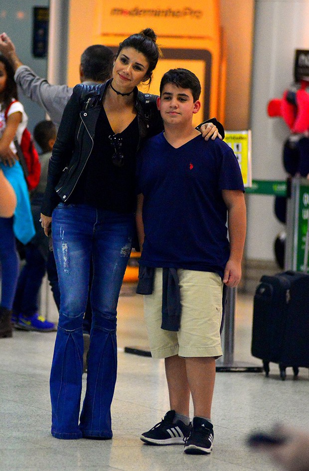 Estilosa, Paula Fernandes circula em aeroporto com bolsa de grife