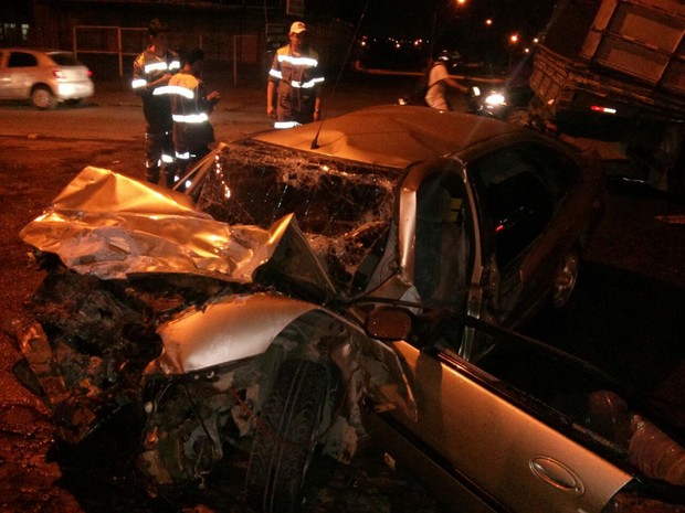 Carro ficou com a frente totalmente destruída  (Foto: Arquivo Pessoal/Kleverton Amorim)