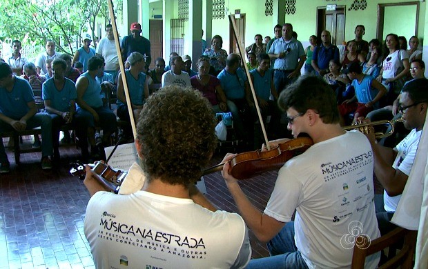 Artistas tocam violino para alunos da Apae (Foto: Acre TV)