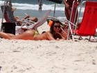 Nicole Bahls faz topless na praia e cultiva bronzeado para o carnaval