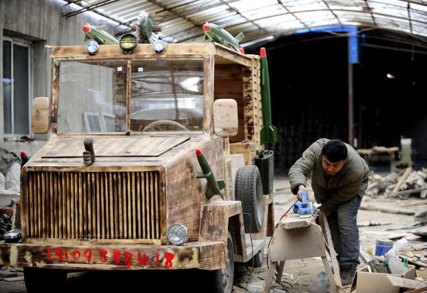 Liu Fulong construiu um veículo elétrico de madeira em Shengyang (Foto: AFP)