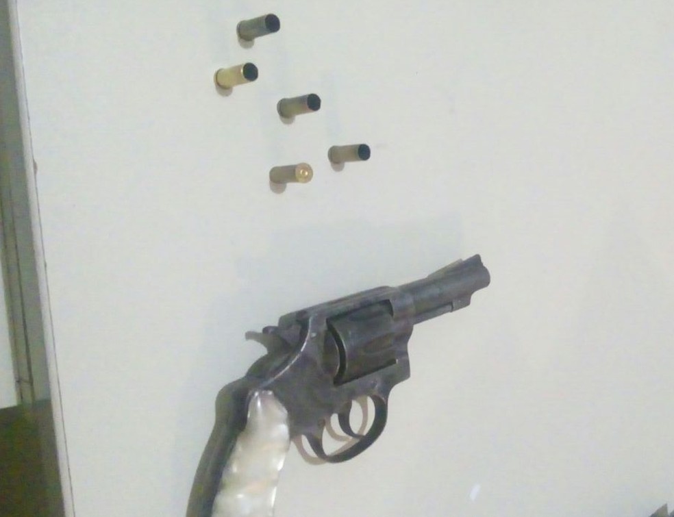 Arma utilizada no crime foi apreendida (Foto: Polícia Militar/Divulgação)