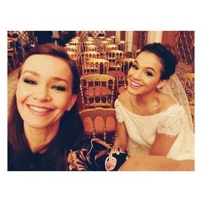 De noiva, Bruna Marquezine posa com Júlia Lemmertz nos bastidores de Em família (Foto: Instagram/ Reprodução)
