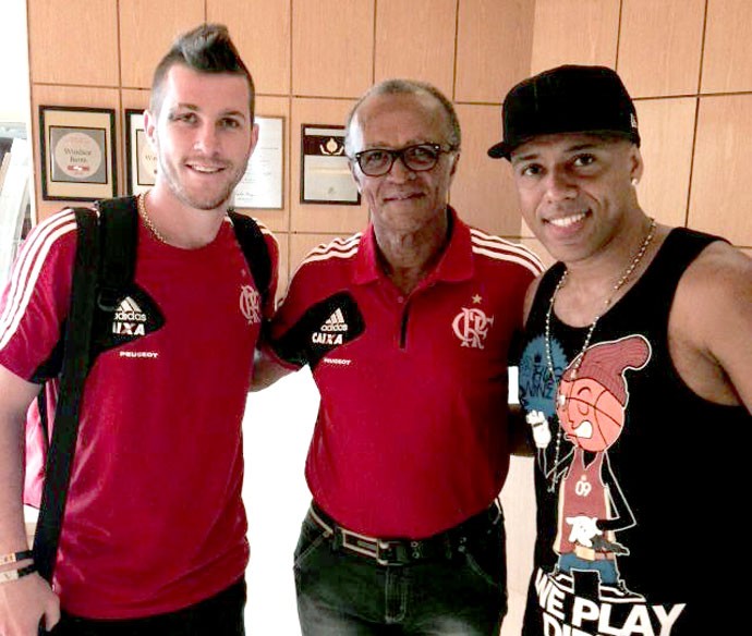 Mc Koringa visita jogadores do Flamengo (Foto: Divulgação)