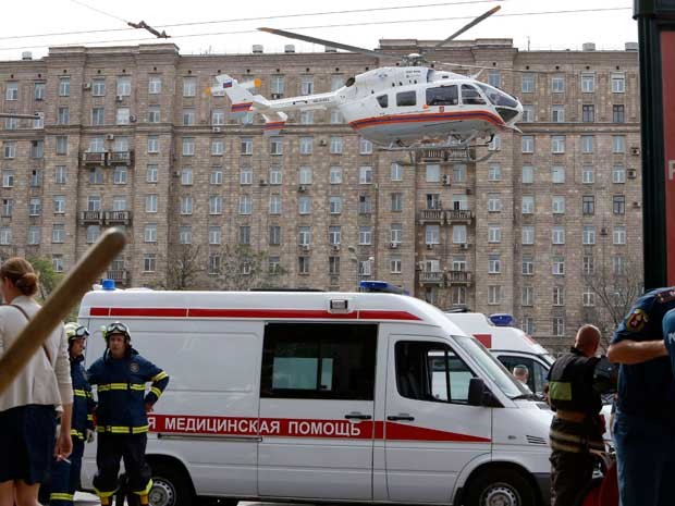 Serviços de emergência usam helicóptero para transportar feridos. (Foto: Sergei Karpukhin / Reuters)