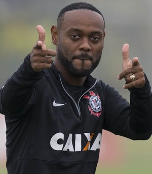 No banco, Love ganha elogios de Tite: 
