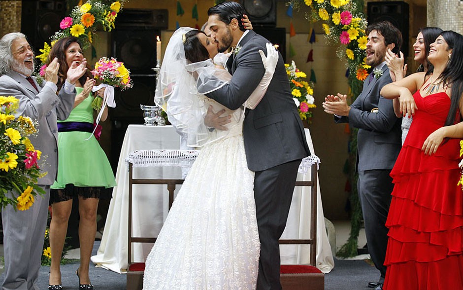 Josué e Valéria se casam em cerimônia animada no São Jorge (Amor Eterno Amor/TV Globo)