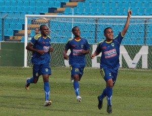 Jogadores comemoram gols no Campeonato Maranhense (Foto: Douglas Junior/O Estado)