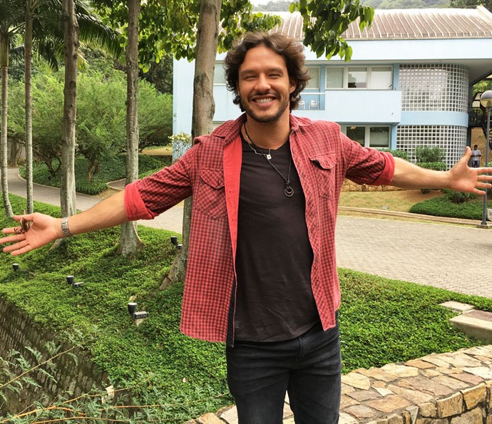Nando Rodrigues conta que já se relacionou com mulher mais velha (Foto: Juliana Hippertt/Gshow)