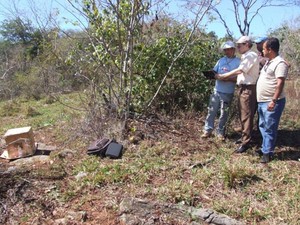 Técnicos analisam área afetada por tremor e instalam sismógrafo (Foto: Divulgação/Observatório da UnB)