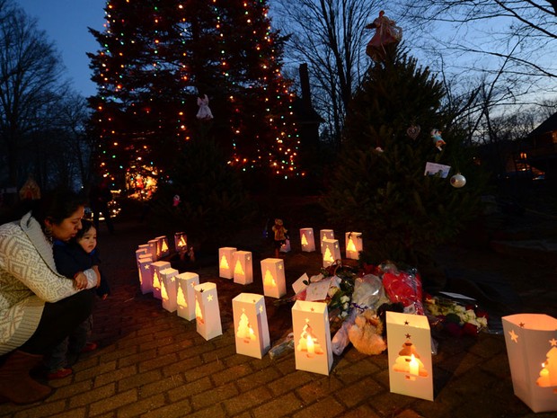 Velas são acesas para homenagear as vítimas do tiroteio na escola Sandy Hook, em Newtown, Connecticut (Foto: AFP)