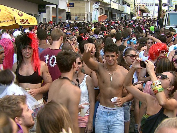 Festa não se concentrou apenas na Praça XV (Foto: Reprodução/RBS TV)