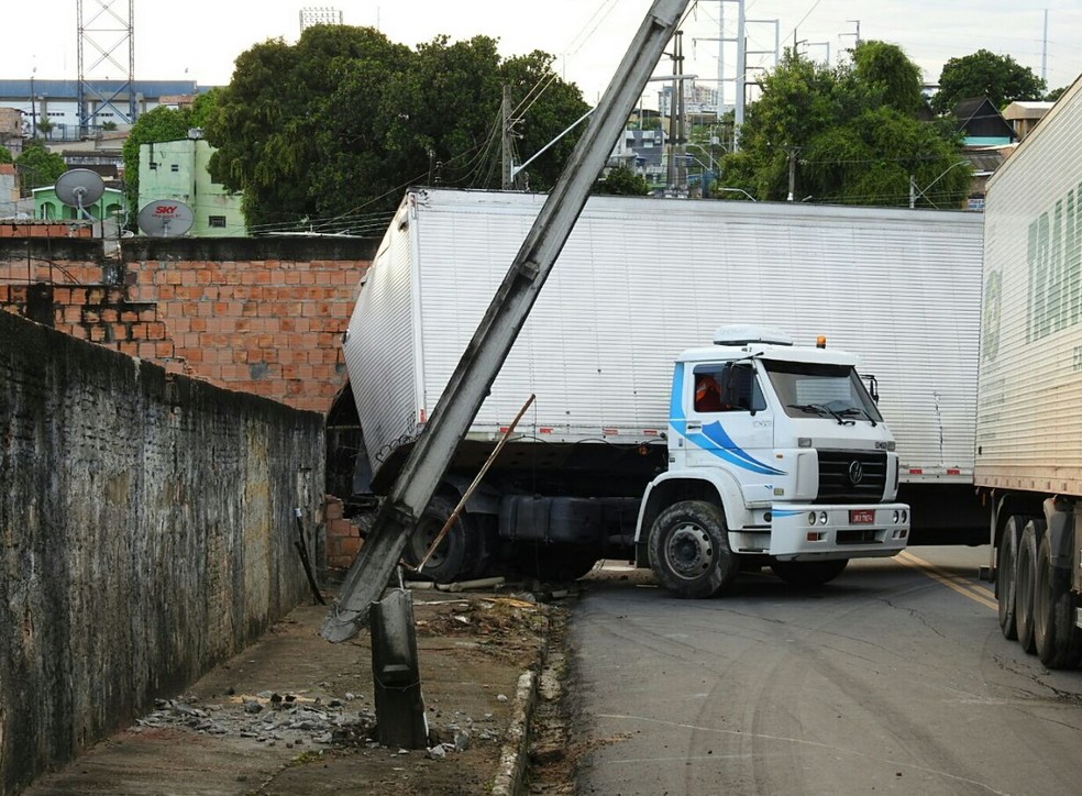 Poste também foi atingido pelo caminhão (Foto: Adneison Severiano/G1 AM)