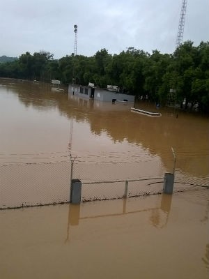 Nível do rio Tietê aumenta e estádio de futebol fica debaixo da água (Foto: Divulgação / GCM)