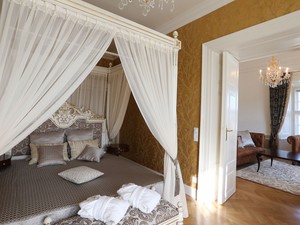 Suíte master terá dois ambientes, esta é a cama principal (Foto: Jürg Christandl/Austria Trends Hotel/Divulgação)