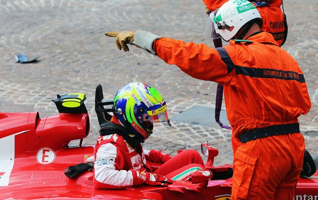 Fiscais dão o primeiro atendimento a Felipe Massa após acidente (Foto: Getty Images)