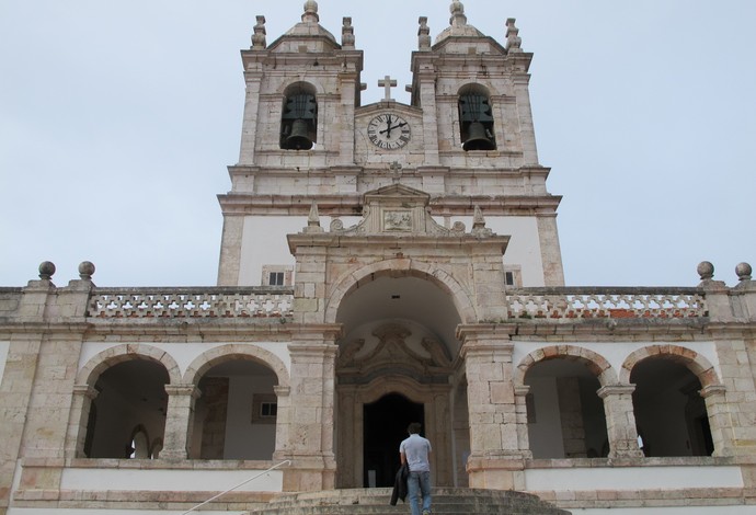 Carlos Burle aproveitou para agradecer no Santuário de Nossa Senhora da Nazaré, em Nazaré, Portugal (Foto: Carol Fontes)