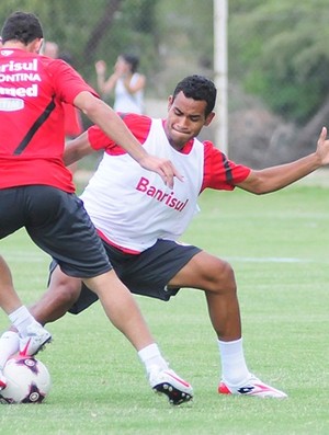 Zagueiro Jackson foi improvisado na lateral (Foto: Alexandre Lops/Divulgação Inter)