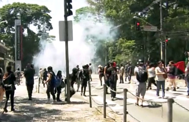 Polícia joga bombas de efeito moral em manifestantes que faziam protesto em frente ao Palácio dos Bandeirantes (Foto: GloboNews/Reprodução)