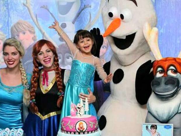 Trio que interpreta personagens do filme 'Frozen', da Disney, em festa de aniversário em Brasília (Foto: Nayara Bittencourt/Arquivo pessoal)