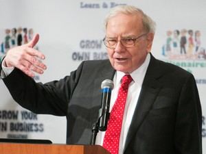 Warren Buffett fala durante evento em Omaha, nos Estados Unidos, em maio (Foto: Lane Hickenbottom/Reuters)