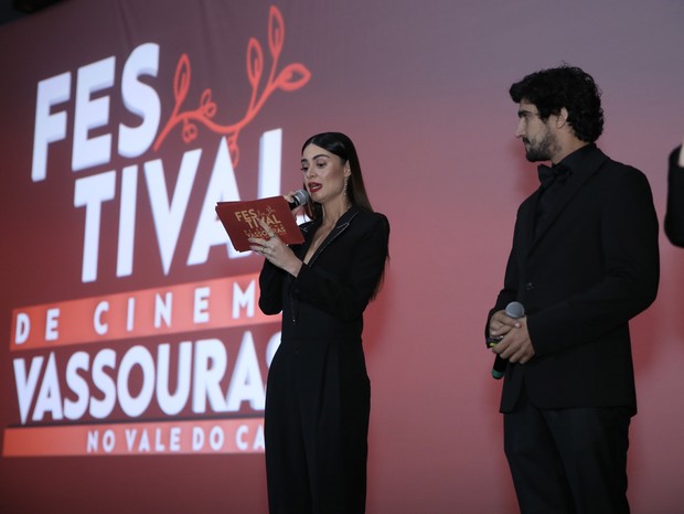 Thaila Ayala e  Renato Góes são mestres de cerimônia da abertura do Festival de Cinema de Vassouras (Foto: Roberto Filho/Brazil News)