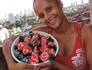 Por casa, jovem quer vender 20 mil trufas (Luna Markman / G1)