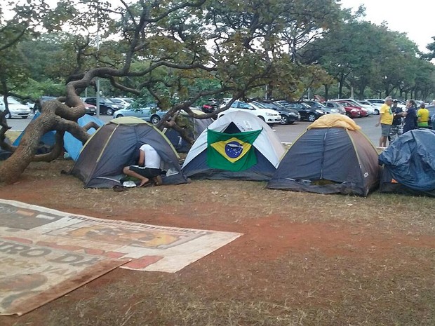 Acampamento no Partque da Cidade, em Brasília, de defensores do afastamento da presidente Dilma Rousseff do poder (Foto: Ingrid Borges/G1)