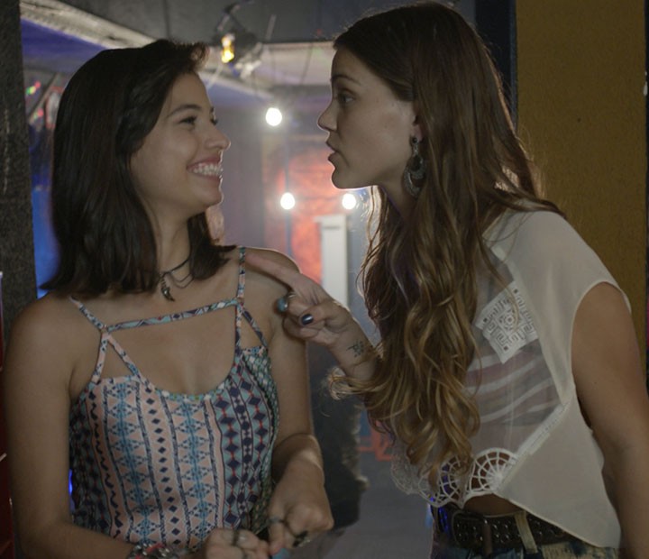 Alina diz a Krica que vai contar sobre o beijo da amiga em Cleyton se ela abrir a boca (Foto: TV Globo)