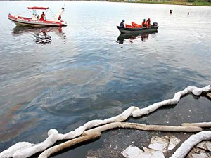 Barcos dos bombeiros e da Petrobras navegam pelo Lago Paranoá com mancha de óleo; contenção foi colocada na saída da galeria de águas pluviais (Foto: Lucas Nanini/G1) Barcos dos bombeiros e da Petrobras navegam pelo Lago Paranoá com mancha de óleo; contenção foi colocada na saída da galeria de águas pluviais (Foto: Lucas Nanini/G1)