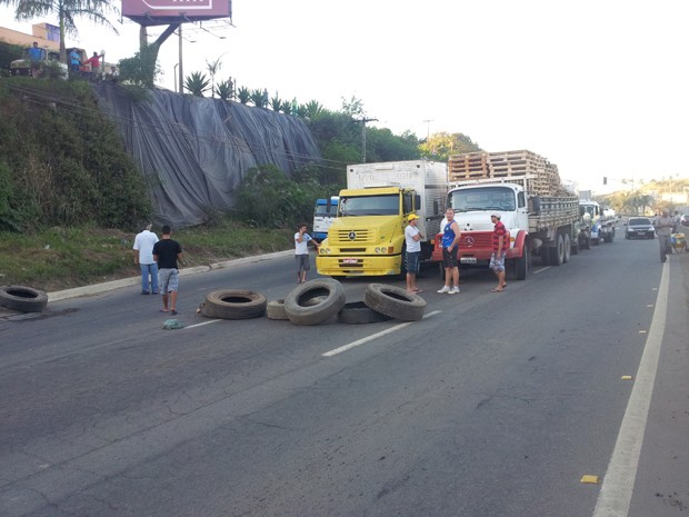 Caminhoneiros colocaram pneus na rodovia para bloquear a passagem. (Foto: Eliomar Caetano/G1 ES)
