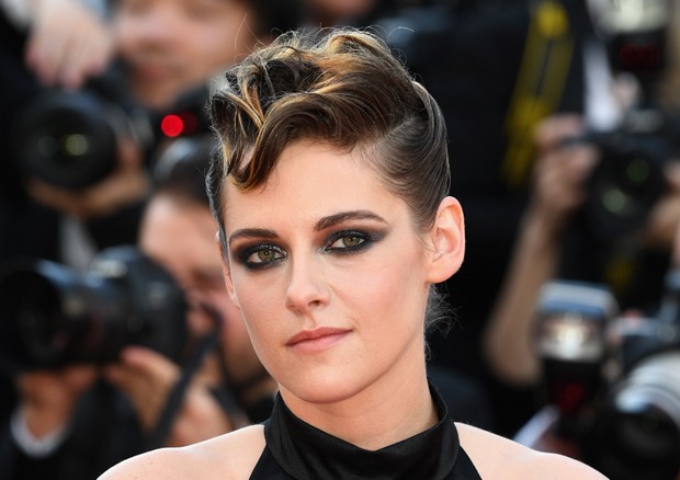 O make de Kristen Stewart tem olhos esfumados e brilho (Foto: Getty Images) O make de Kristen Stewart tem olhos esfumados e brilho (Foto: Getty Images)