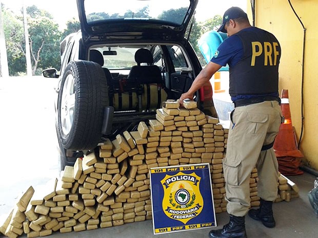 PRF apreendeu 300 quilos de droga em Cáceres, MT. (Foto: Assessoria/PRF)