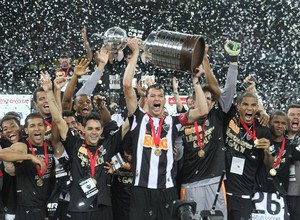 Atlético-MG levanta taça da Copa Libertadores (Foto: EFE)