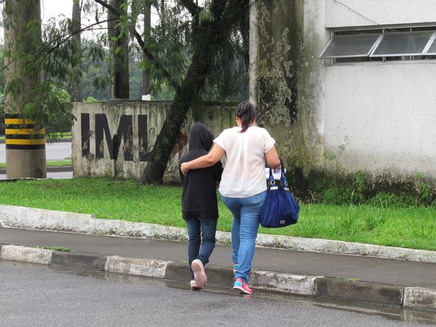 Menor passou por exame de corpo de delito no IML de Santos, SP (Foto: Mariane Rossi/G1)