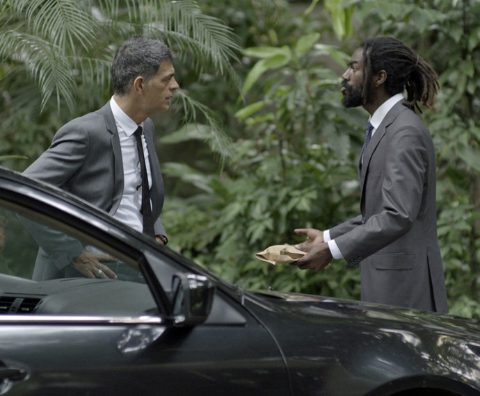 Orlando e capanga da facção criminosa são vistos conversando (Foto: TV Globo) Orlando e capanga da facção criminosa são vistos conversando (Foto: TV Globo)