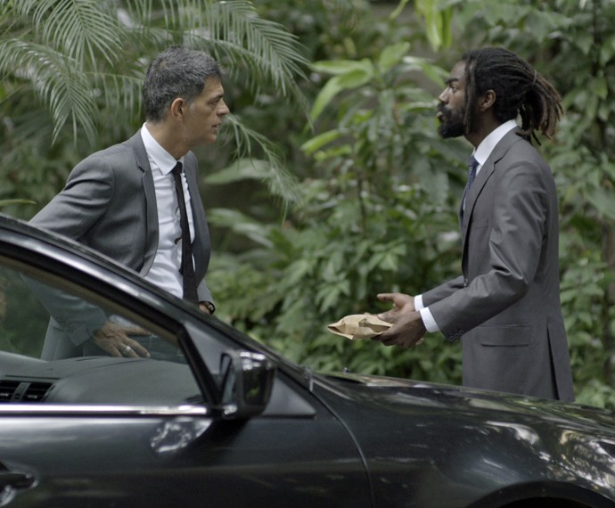 Orlando e capanga da facção criminosa são vistos conversando (Foto: TV Globo)