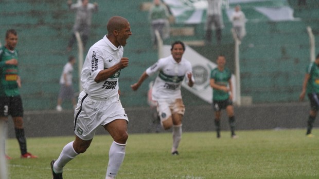 Alex marca o primeiro gol após o retorno ao Coritiba (Foto: Raphael Brauhardt / Site Oficial do Coritiba)