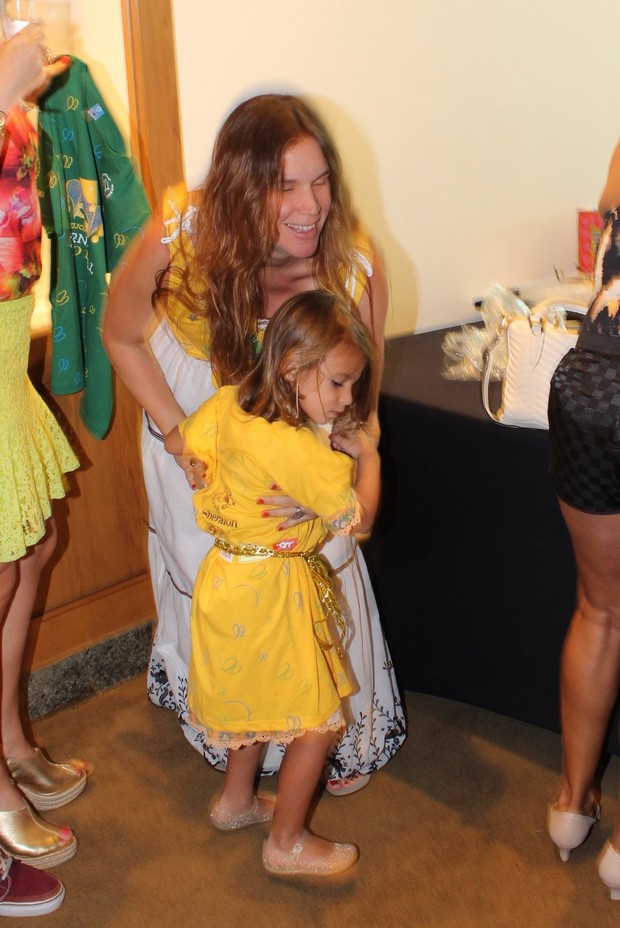 Vanessa Lóes e filha no RJ (Foto: Fabio Moreno/Photo RioNews)