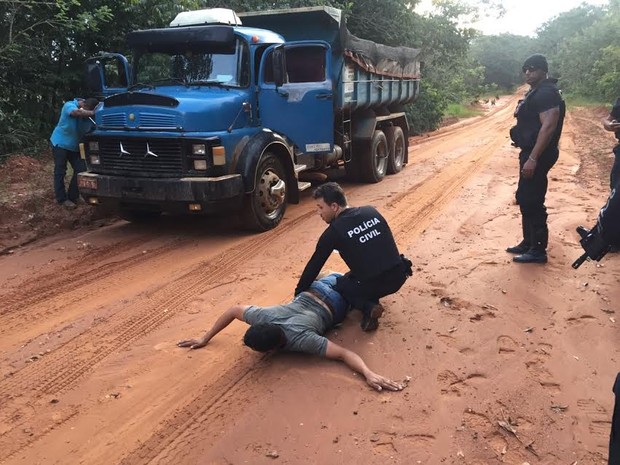Policiais recuperaram 50 toneladas de soja furtadas de trem (Foto: Assessoria/Polcia Civil de MT)