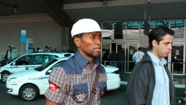 Zé Roberto desembarca em Porto Alegre (Foto: Diego Guichard/GLOBOESPORTE.COM)
