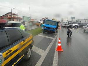 Acidente na BR-101, em Palhoça, gerou fila de 9k na manhã desta sexta-feira (8) (Foto: PRF/Divulgação)