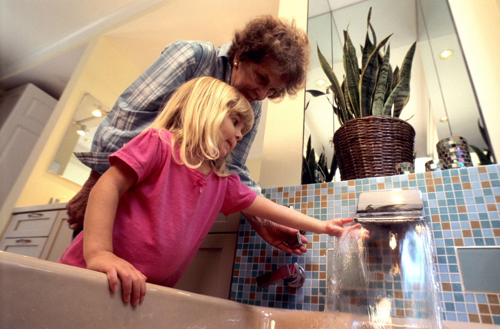 É importante que avós recebam aconselhamento e orientações sobre atualizações na maneira de cuidar das crianças (Foto: Center for Universal Design/CDC)