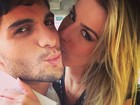 Ex-BBB André ganha beijo de Fernanda e retribui com mordidinha
