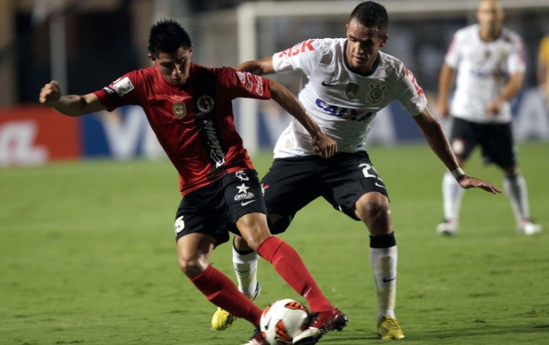 Crespin e Renato Augusto Corinthians x Tijuana (Foto: AP)