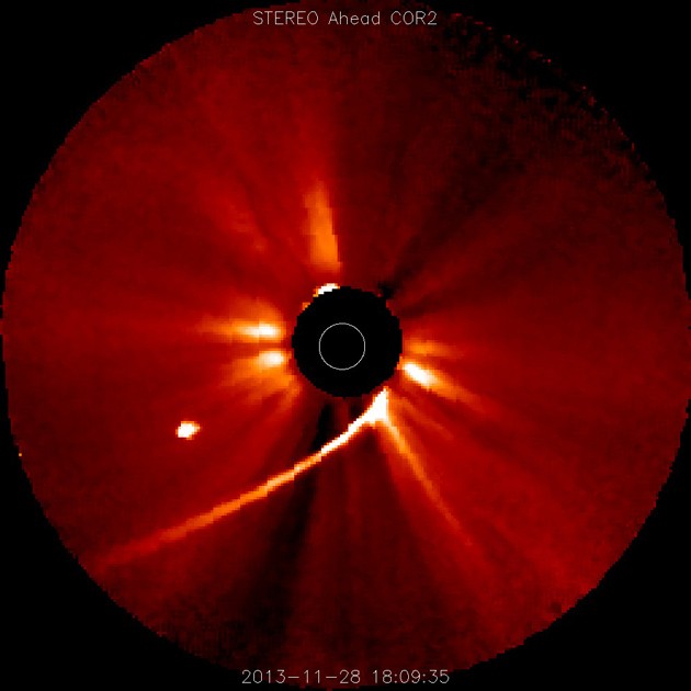 Cometa Ison viaja em direção ao Sol nesta quinta-feira (28) (Foto: ESA&Nasa/SOHO/SDO)
