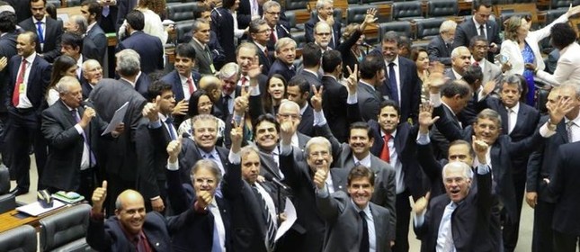 Deputados da oposi&ccedil;&atilde;o comemoram a derrubada de decreto (Foto: O Globo)